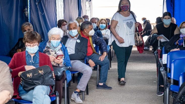 Lombardia, mezzo milione di cinquantenni ha prenotato il vaccino