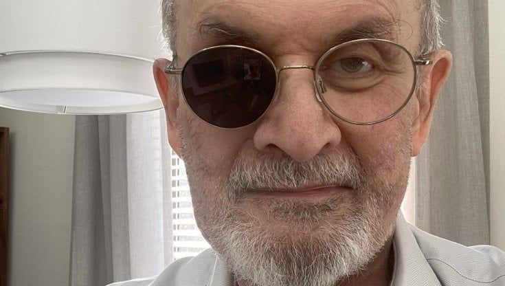Salman Rushdie, la vita sotto scorta di un uomo da romanzo 