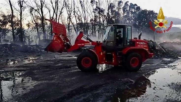 Domato dopo quattro giorni l’incendio all’impianto di trattamento della plastica a Campofelice