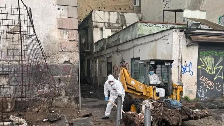 Napoli, bonificato il cantiere dell’ex pretura: via rifiuti, materassi e siringhe infette