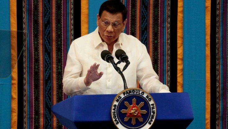Filippine, a processo il sacerdote ex tossico che aiuta le vittime della campagna anti-droga di Duterte