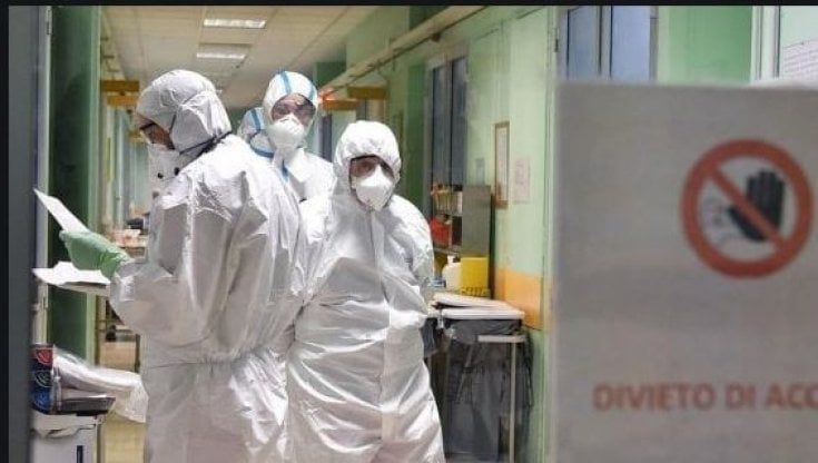 Roma, positivo e lasciato per ore in attesa in ospedale torna a casa a piedi per quattro chilometri. Ora è grave. La compagna denuncia