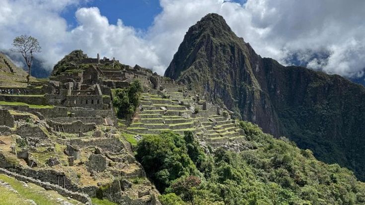 Spargono ceneri umane al Machu Picchu e si filmano su TikTok. Indignazione in Perù (e non solo)