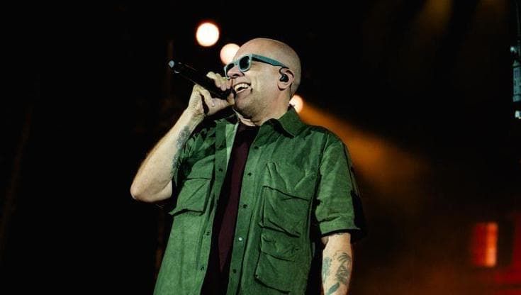 Max Pezzali, dalla scaletta del concerto all’autobotte d’acqua per i fan: quello che c’è da sapere