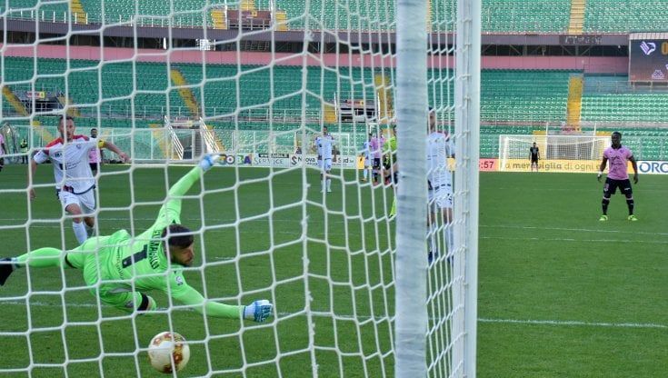 Calcio, Serie C: i rosanero faticano ma tornano a vincere. Palermo - Foggia 1-0