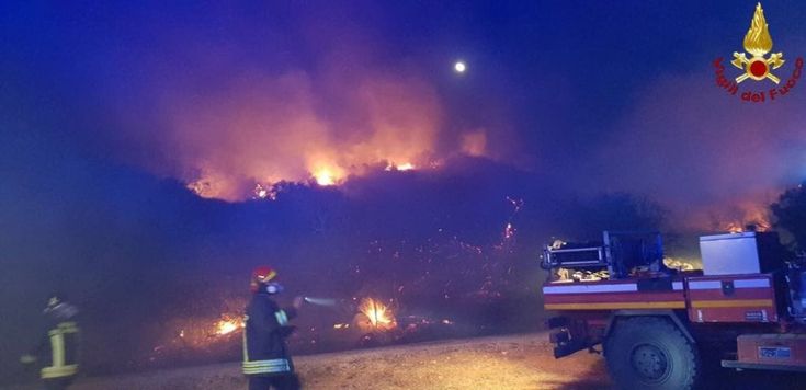 Nel Grossetano, barca in avaria lancia un razzo e incendia il bosco