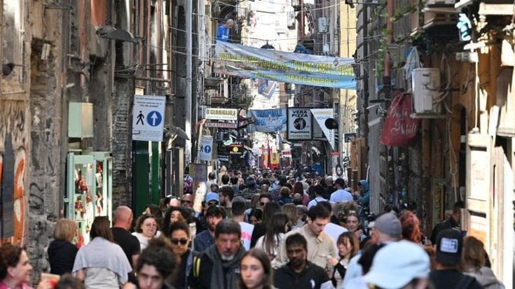 Turismo, hotel pieni. Ma gli operatori: “Servizi da migliorare”