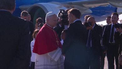 Francia, l'arrivo di Papa Leone a Parigi: ad accoglierlo Macron e sua moglie Brigitte