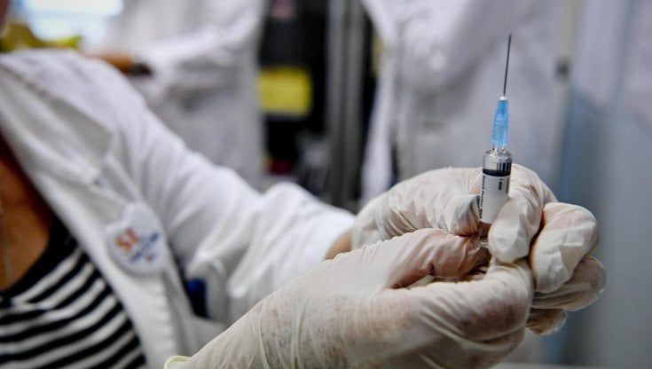 Coronavirus, lieve calo nel Lazio: i nuovi positivi sono 1.141. Slitta la vaccinazione agli over 80. Prenotazioni dal primo febbraio