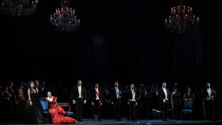 La Traviata di Coppola al Petruzzelli bella ma senz’anima: sul palco mancano i sentimenti