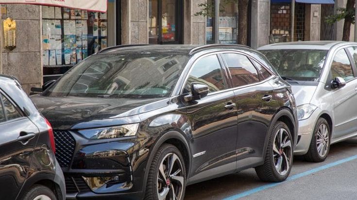 Strisce blu, parcheggio più caro per i Suv: il Comune di Milano studia la sosta differenziata