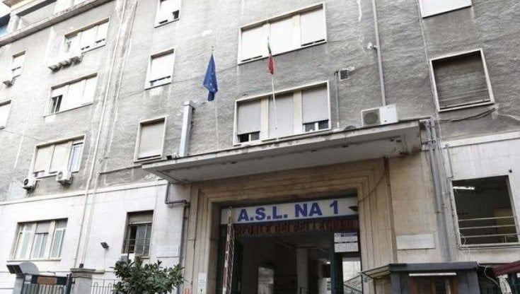 Napoli, lite per una ragazza contesa: 14enne accoltellato da coetaneo in Galleria Umberto