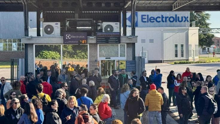 Electrolux, il ministero convoca l’azienda. Urso: “Crisi anche colpa del Green Deal. La risolveremo”