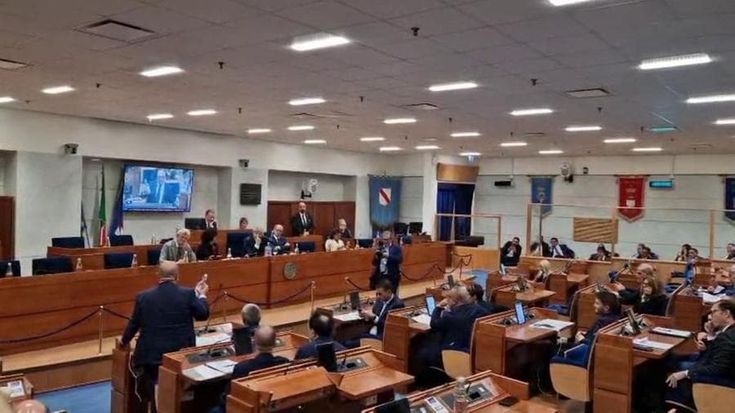 Sangiuliano consegna una bottiglia con l'acqua del fiume Sarno a Roberto Fico
