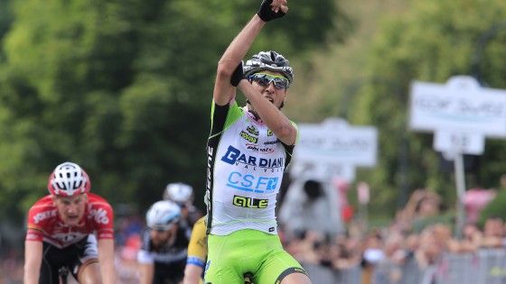 Giro d'Italia, Pirazzi dai due volti: vince e fa un gestaccio. Quintana resta in maglia rosa
