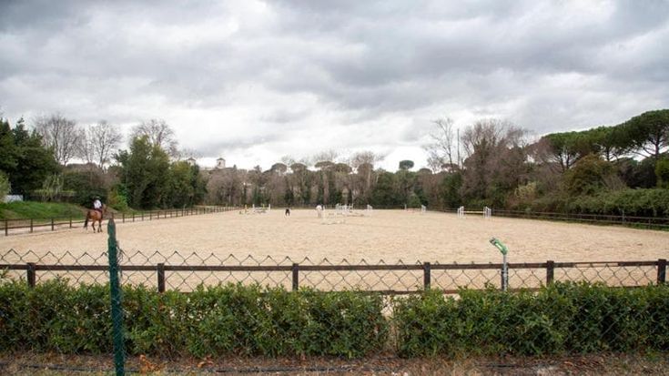 L’agonia del Galoppatoio di Villa Borghese, impianti “di nessuno” e stalle tutte da rifare
