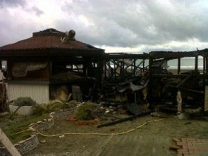 Ostia, a fuoco il chiosco Glam<br />guardiano aggredito a bastonate