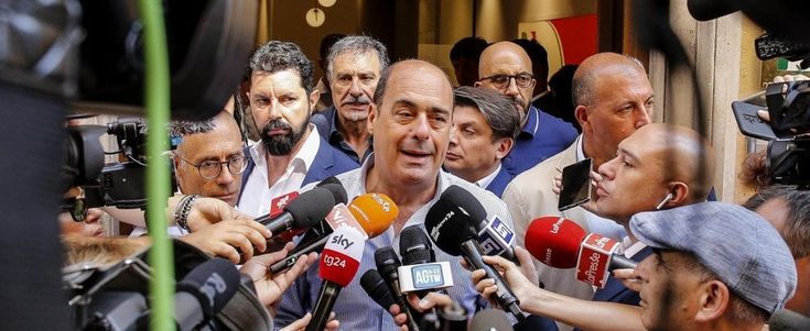 Governo, la notte del diktat grillino: "Dovete riconoscere Conte come vostro premier. Su manovra e programma decidiamo noi"