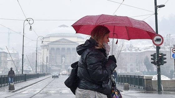 Neve, ghiaccio e vento: disagi sulle strade e nei collegamenti ferroviari