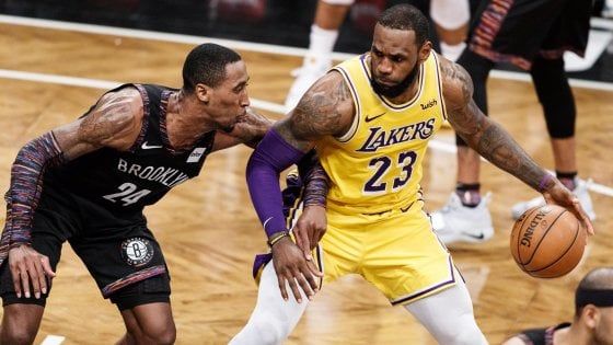 Basket, Nba: Nets stoppano i Lakers, Nuggets continuano a volare