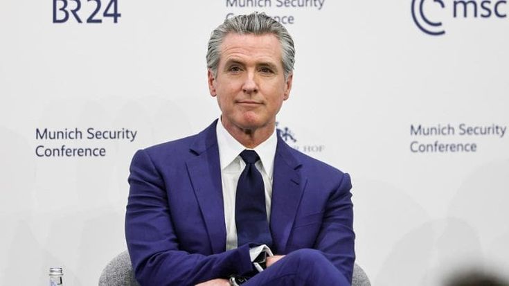 Newsom e Ocasio al summit di Monaco portano l’America dem: “Trump presto se ne andrà”