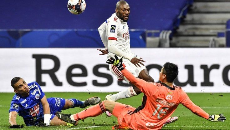 Ligue 1, il Lione domina lo Strasburgo e va in vetta. Pressione sul Lille