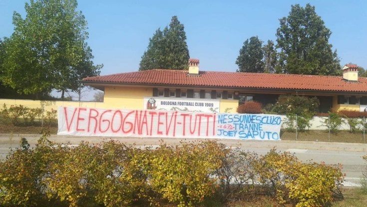 Bologna, ritiro interrotto. I tifosi salvano solo Saputo