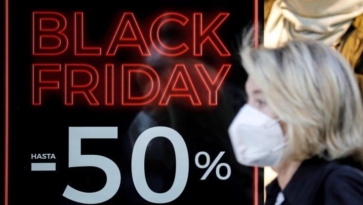 Speranze di tregua per i regali nella Lombardia zona rossa: "Fateci aprire per il Black Friday" 