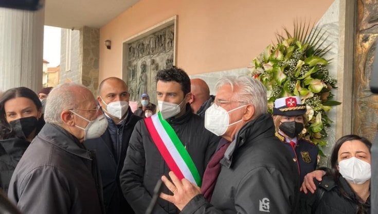 Femminicidio, i funerali di Anna Borsa. Presente il governatore De Luca: "Chi subisce violenza può rivolgersi alla Regione"