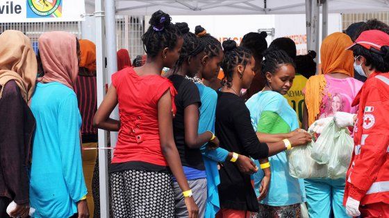Il Viminale: "In arrivo 20mila profughi". Anche ex carceri per l'accoglienza