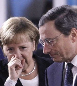 Merkel incontra Draghi e mette all'angolo l'austerity: sostegno alla Bce