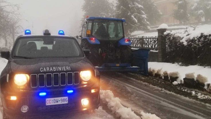 Varsi, i carabinieri soccorrono marito e moglie bloccati in auto dal ghiaccio