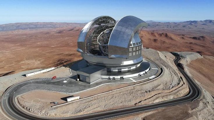Cile, nella base dove sorge il più grande telescopio al mondo: “Occupa lo spazio di due Colossei impilati”