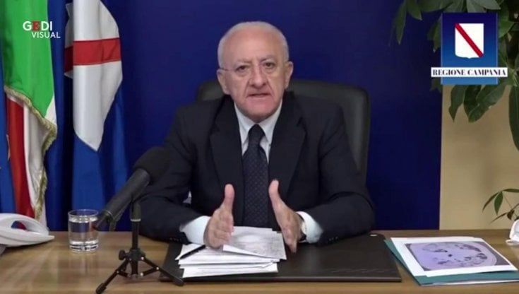 Movida, De Luca vieta asporto alcolici dopo le 22