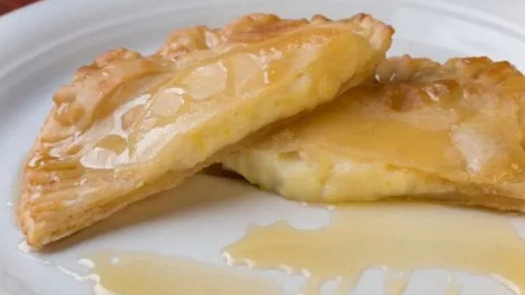 How to make seadas, a wonderful marriage of cheese and honey