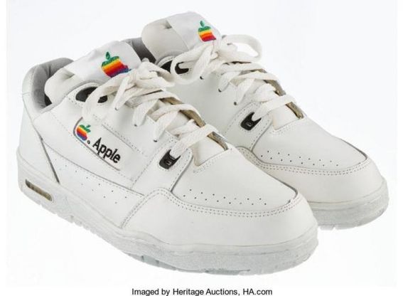 Apple all'asta: le sneaker da 15mila dollari