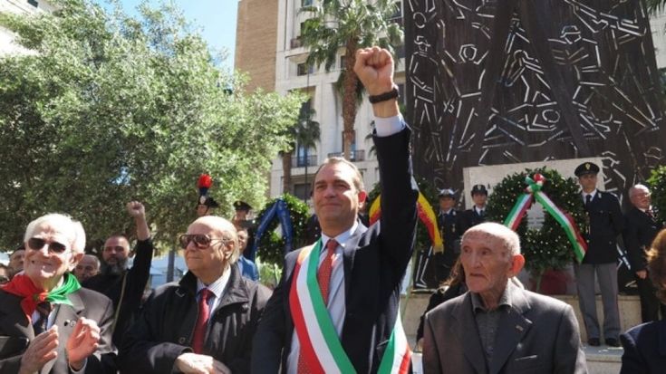 Festa del 25 Aprile, de Magistris saluta i partigiani col pugno chiuso 