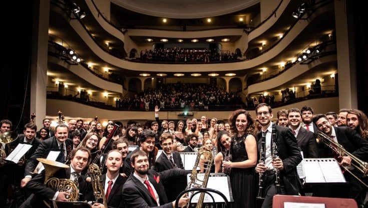 L'Orchestra Senzaspine festeggia i 10 anni con un concerto senza palco: pubblico sui cuscini portati da casa