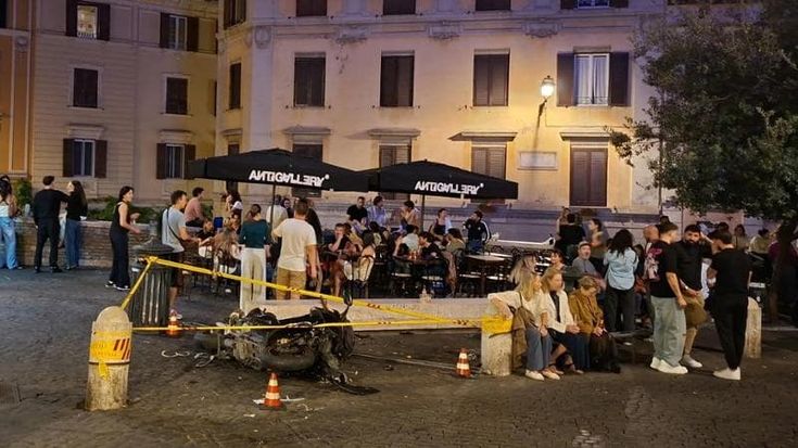 Tragedia sfiorata al rione Monti: due donne investite dallo scooterista contromano