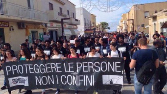 Lampedusa due anni dopo la strage: caos e migranti in rivolta