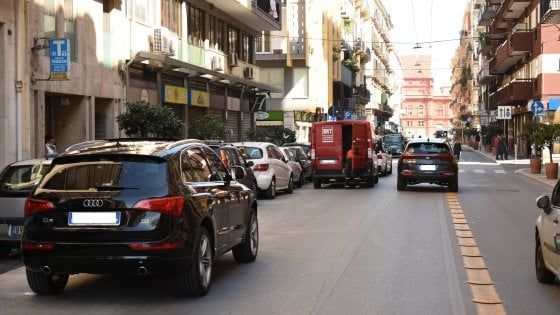 Coronavirus, a Bari doppie file e parcheggiatori abusivi (con la mascherina): il ritorno alla 'Fase zero' del traffico