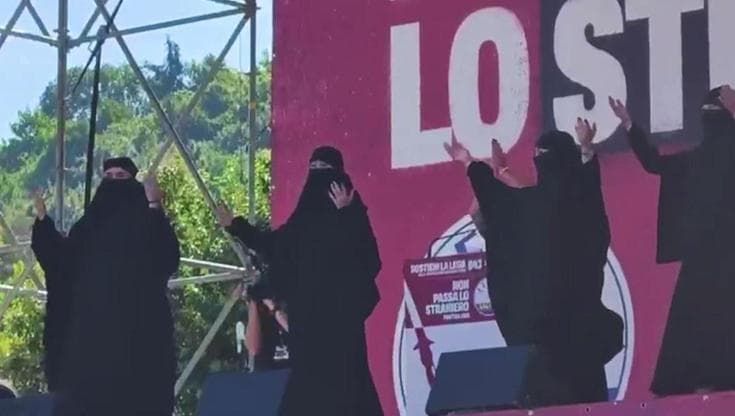 Pontida, sul palco lo show col niqab: balletto e coro "levalo levalo"