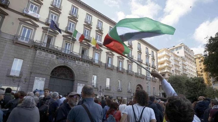 Folla in piazza per Gaza e Nives Monda: “Giorni difficili”. Oggi la ristoratrice in Comune