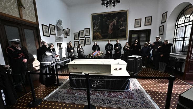 Strage di Crans-Montana, a Boccadasse l’ultimo saluto a Emanuele. Celebra l’arcivescovo Marco Tasca