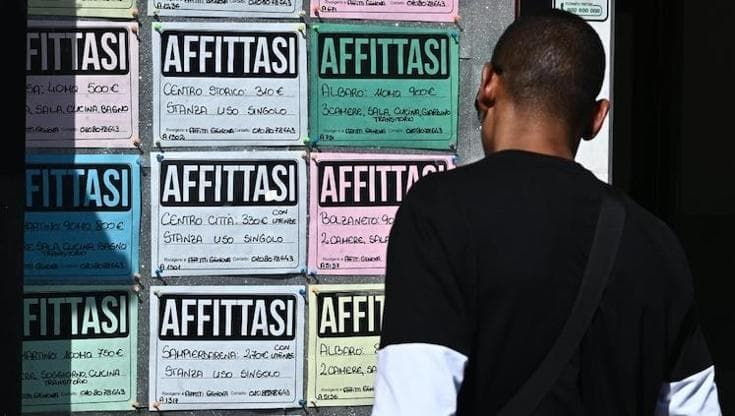 Casa, il sogno negato del lavoratore straniero: “Di voi non ci fidiamo”