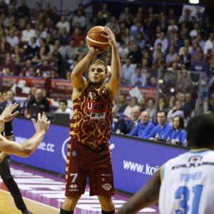 Basket, Pistoia senza paura a Milano. Sassari-Venezia sfida primato
