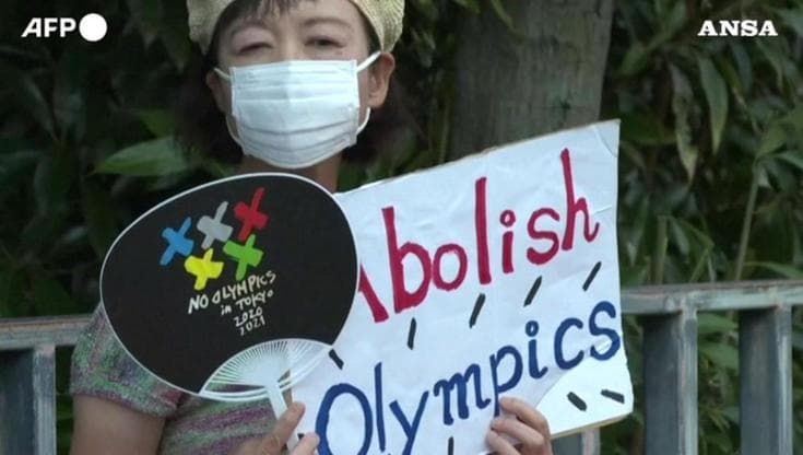 Tokyo 2020, protesta contro le Olimpiadi davanti all'ufficio del primo ministro 