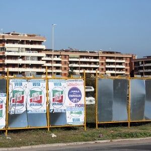 Ostia, le mani sulla costa saccheggiata e la legalità come una maschera. Il commento 