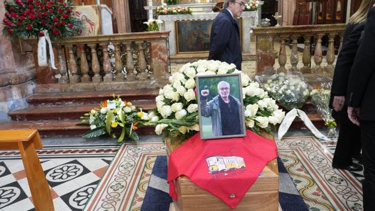 Addio a Carlo Monguzzi, i funerali in San Michele Arcangelo. La proposta: “Sia iscritto nel Famedio”