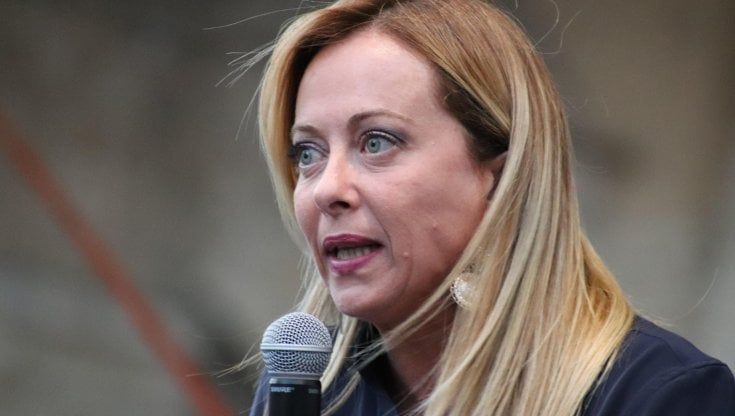 Meloni senza freni: "In morra cinese sinistra, clandestino batte donna violentata"